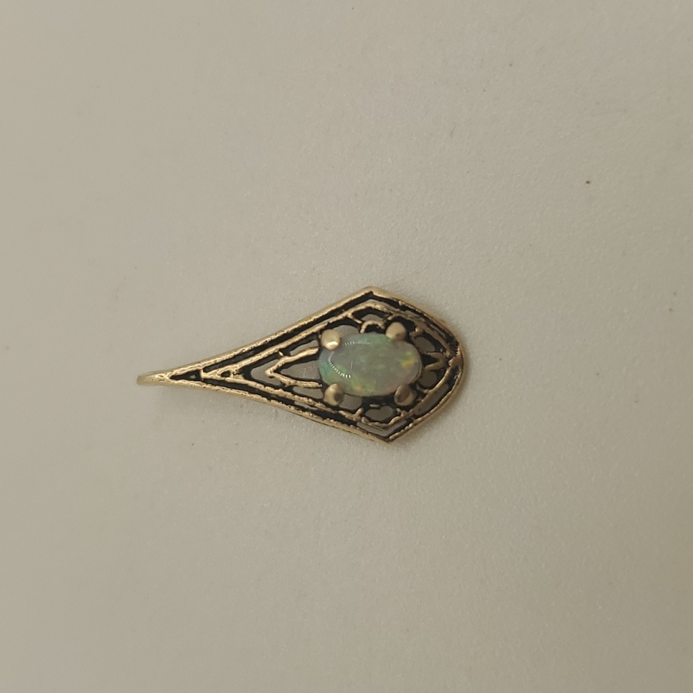 Cute 14kt gold pendant with opal